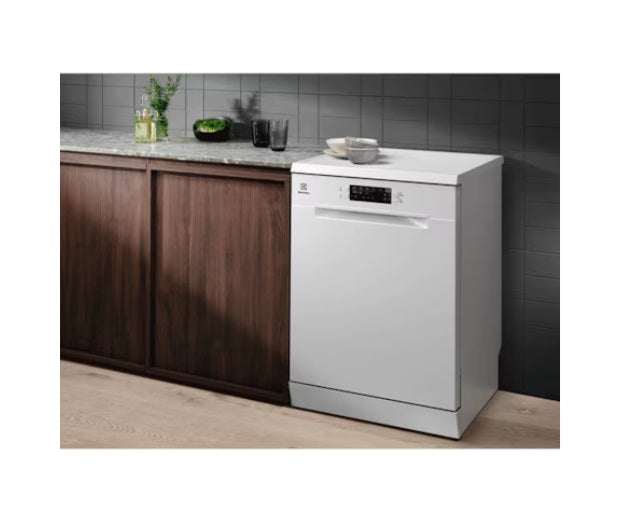 Electrolux ESA47220SW 60cm UltimateCare 300 Freestanding Dishwasher With 13 Pace Settings